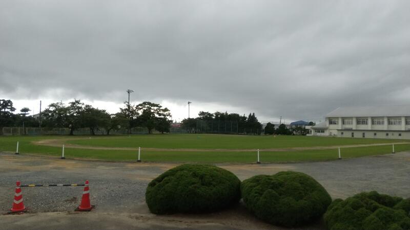 雨はやんでいますが、風が強い状態です。