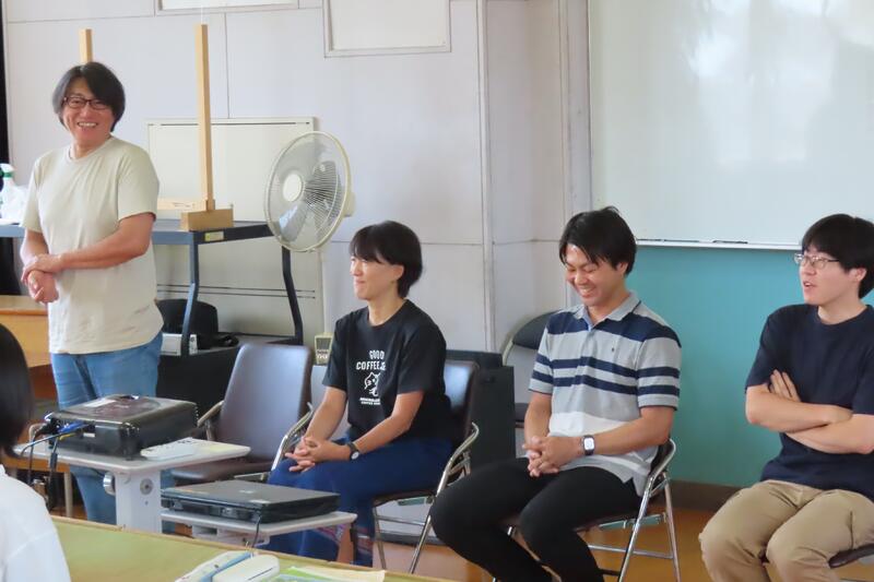 開講式で、東京演劇アンサンブルの講師の先生方を紹介しました。