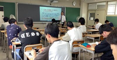 面接対策Ⅰの様子。真剣に聞き入っています。