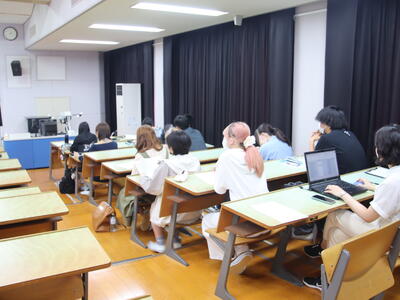 クラス代表の発表者は、視聴覚室でドキドキしながら自分の順番を待ちます。
